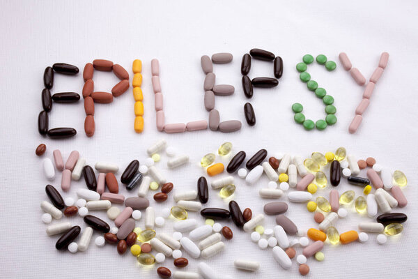 Медицинская помощь концепция здоровья, написанная с таблетками капсула слово эпилепсия на белом изолированном фоне с копировальным пространством
