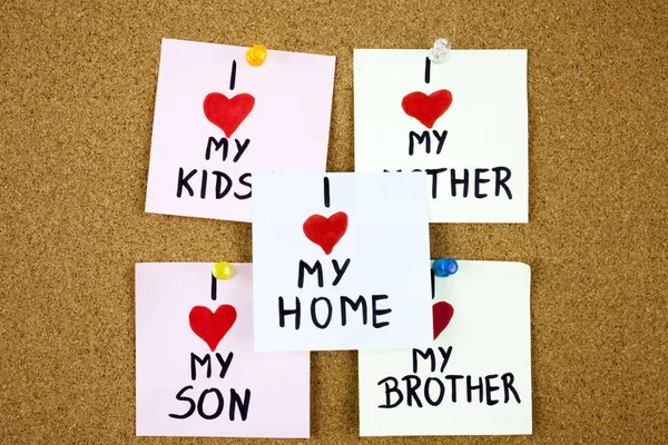 Sticky notes on on cork board background with wordsI love my kids I love my mother, brother, son — Stock Photo, Image