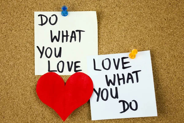 Tue, was du liebst, liebe, was du tust - motivierende Wort-Ratschläge oder Erinnerung auf klebrigen Zetteln auf Korkpappe Hintergrund — Stockfoto