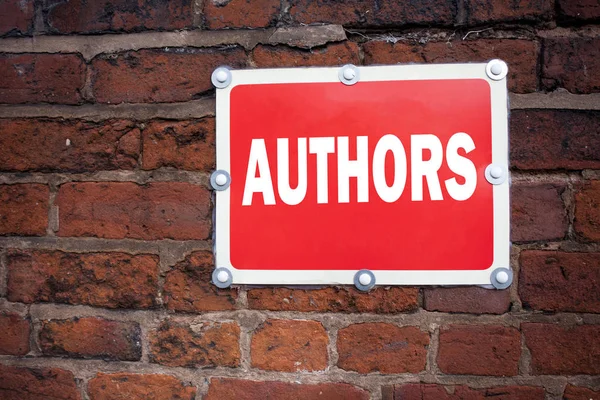 Word ileti metin arka plan ve kopya alanı ile eski duyuru yol işareti üzerinde yazılı tipografi anlam yazarlar kavramı gösterilen metin resim yazısı ilham yazma el