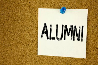 Kavramsal el yazma metin ilham gösteren mezunlar eski öğrenciler alt yazı. İş kavramı kutlama yapışkan not, hatırlatma mantar arka plan kopya alanı ile yazılı eğitim sona erdirmek için