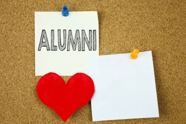 Kavramsal el mezunlar eski öğrencileri kavramı kutlama eğitim biten ve yapışkan not, hatırlatma mantar arka plan kopya alanı ile yazılı aşk için gösterilen metin resim yazısı ilham yazma