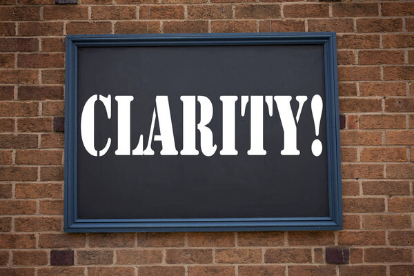 Концептуальное рукописное написание текста вдохновение, показывающее ясность объявления. Бизнес-концепция для сообщения ясности, написанного на фоне старого брика с пространством для копирования
