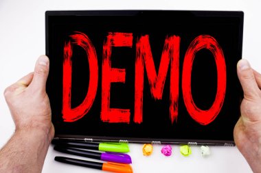 Tablete, ofiste marker, kalem, ileti örneği ile yazılmış metni demo. İş kavramı kopya alanı ile yazılım gösteri beyaz arka planı için