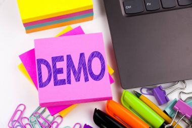 Dizüstü bilgisayar, marker, kalem gibi çevre ile ofiste yapılan Demo gösterilen metin yazma. İş kavramı yazılım gösteri atölye beyaz arka plan kopya alanı için