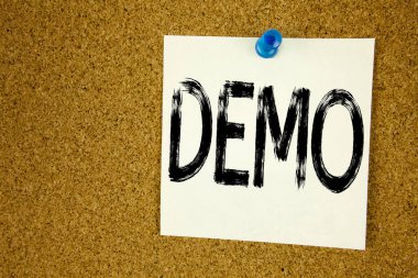 Kavramsal el demo gösterilen metin resim yazısı ilham yazma. Yazılım yapışkan not, hatırlatma mantar arka plan kopya alanı ile yazılı gösteri için iş kavramı