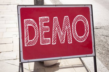 Yazılım eski duyuru yol işareti ile arka plan ve kopya alanı üzerinde yazılı gösteri Yani Demo kavramı gösterilen metin resim yazısı ilham yazma el