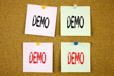 Kavramsal el demo iş kavramı renkli yapışkan not yakın çekim yazılım gösteri için gösterilen metin resim yazısı ilham yazma