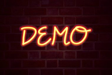 Neon tabela tuğla duvar arka plan üzerinde demo. Floresan Neon tüp işareti tuğla iş kavramı yazılım gösteri için 3d render