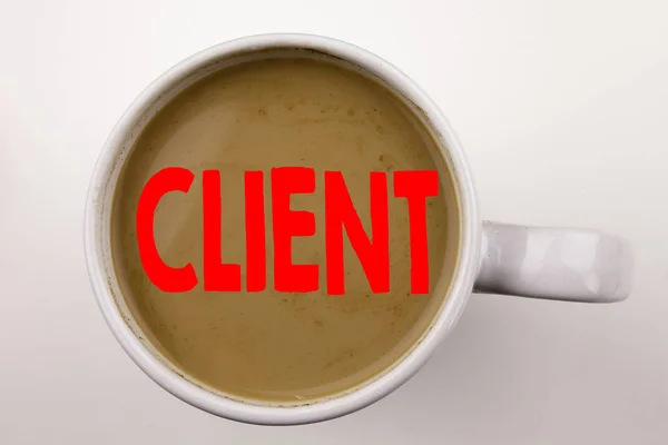 Parola, scrivere testo client in caffè in tazza. Concetto di business per Client Customer Business su sfondo bianco con spazio di copia. Testo nero con parola rossa . — Foto Stock