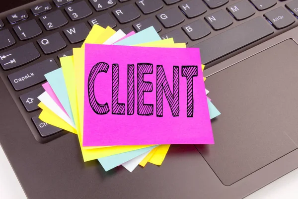 Dizüstü bilgisayar klavye üzerinde office yakın çekim yapılan istemci metin yazma. İstemci müşteri iş atölye için iş kavramı kopya alanı siyah zemin üzerine