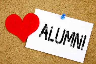 Kavramsal el mezunlar eski öğrencileri kavramı kutlama eğitim biten ve yapışkan not, hatırlatma mantar arka plan kopya alanı ile yazılı aşk için gösterilen metin resim yazısı ilham yazma