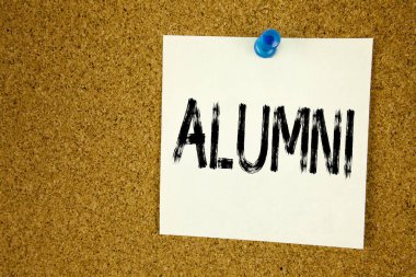 Kavramsal el yazma metin ilham gösteren mezunlar eski öğrenciler alt yazı. İş kavramı kutlama yapışkan not, hatırlatma mantar arka plan kopya alanı ile yazılı eğitim sona erdirmek için