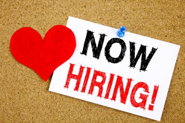 Kavramsal el şimdi kiralama gösterilen metin resim yazısı ilham yazma. Yapışkan Not, hatırlatma mantar arka plan boşluk yazılı işe alma ve iş işe reklam aşk için iş kavramı