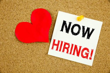 Kavramsal el şimdi kiralama gösterilen metin resim yazısı ilham yazma. Yapışkan Not, hatırlatma mantar arka plan boşluk yazılı işe alma ve iş işe reklam aşk için iş kavramı