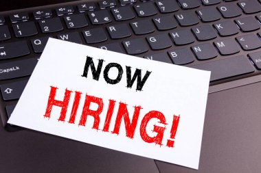 Şimdi metin yazma Kiralama dizüstü bilgisayar klavye üzerinde office yakın çekim yaptı. İşe Alım ve reklam kopya alanı ile siyah arka plan üzerine işe iş için iş kavramı