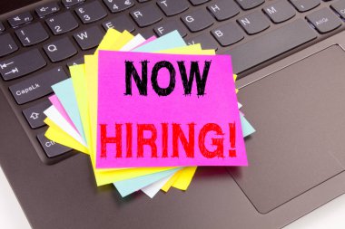 Şimdi metin yazma Kiralama dizüstü bilgisayar klavye üzerinde office yakın çekim yaptı. İşe Alım ve reklam kopya alanı ile siyah arka plan üzerine işe iş için iş kavramı