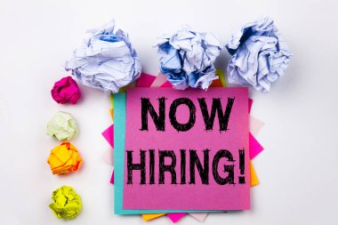 Şimdi yapışkan not office vida kağıt topları ile yazılı Kiralama gösterilen metin yazma. İşe Alım ve reklam beyaz izole arka planda işe iş için iş kavramı.