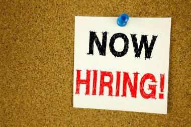 Kavramsal el şimdi kiralama gösterilen metin resim yazısı ilham yazma. İşe Alım ve yapışkan not, hatırlatma mantar arka plan boşluk yazılı reklam işe iş için iş kavramı