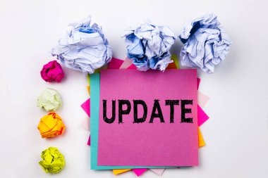 Yapışkan Not office vida kağıt topları ile yazılan güncelleştirme gösterilen metin yazma. Beyaz izole arka planda dijital Internet geliştirilmesi için iş kavramı.