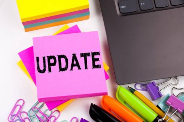 Dizüstü bilgisayar, marker, kalem gibi çevre ile office güncelleştirme yapılan gösterilen metin yazma. İş kavramı kopya alanı ile dijital Internet geliştirme beyaz arka planı için