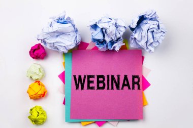 Yapışkan Not office vida kağıt topları ile yazılmış Webinar gösterilen metin yazma. Online eğitim geliştirme iş Atölyesi geliştirilmesi için iş kavramı beyaz izole arka planda.