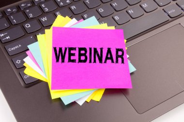 Webinar metin içinde yazıhane ile çevresi laptop, marker, kalem, ileti örneği, kahve gibi. İş kavramı kopya alanı ile Online eğitim geliştirme iş Atölyesi beyaz arka planı için