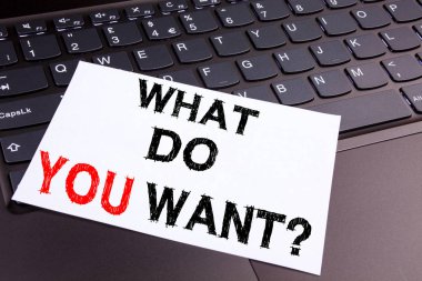 İster yazılı metin ofis yakın çekim dizüstü bilgisayar klavye üzerinde yapılan ne. Fırsat geliştirme sorular soran için iş kavramı kopya alanı siyah zemin üzerine