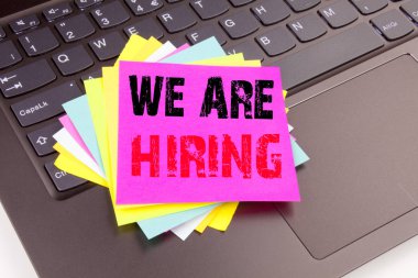 Yazılı metin ofis yakın çekim dizüstü bilgisayar klavye üzerinde yapılan işe vardır. İşe Alım ve reklam kopya alanı ile siyah arka plan üzerine işe iş için iş kavramı