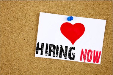 Kavram vardır işe gösterilen metin yazma yapışkan not el yazısı harfler kelime işe alım ve reklam kavramı beyaz mantar arka plan kopya alanı ile işe iş için yapılan