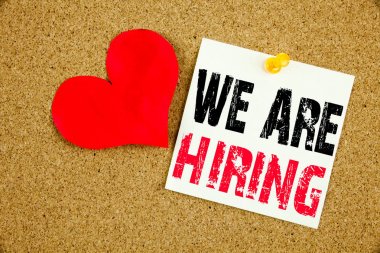 Kavram vardır işe gösterilen metin yazma yapışkan not el yazısı harfler kelime işe alım ve reklam kavramı beyaz mantar arka plan kopya alanı ile işe iş için yapılan