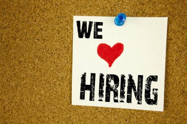 Kavram vardır işe gösterilen metin yazma yapışkan not el yazısı harfler kelime işe alım ve reklam kavramı beyaz mantar arka plan kopya alanı ile işe iş için yapılan