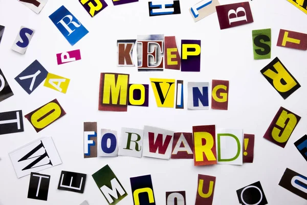 Un texto de escritura de palabras que muestra el concepto de Keep Moving Forward hecho de una carta de periódico de diferentes revistas para el caso Business en el fondo blanco con espacio para copiar — Foto de Stock