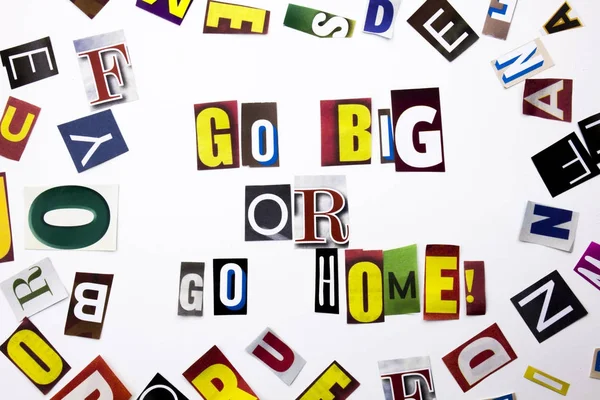 Un texte d'écriture de mot montrant le concept de Go Big Or Go Home fait de différentes lettres de journal magazine pour Business case sur le fond blanc avec espace de copie — Photo