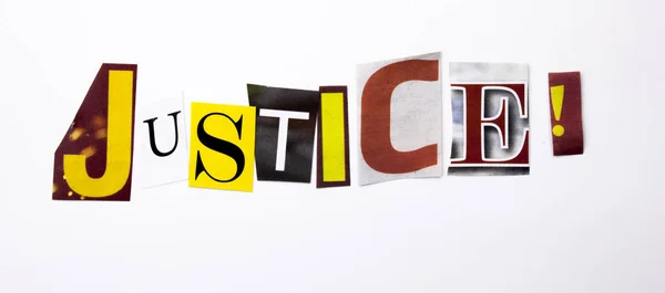 Una palabra que escribe el texto que muestra el concepto de justicia hecha de la letra del periódico de la revista diferente para el caso de los negocios en el fondo blanco con espacio de copia —  Fotos de Stock