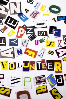 Bir kelime farklı dergi gazete mektubu beyaz arka plan kopya alanı ile davaya iş için yapılmış gönüllü metin gösteren kavramı yazma