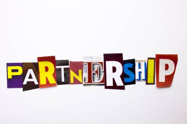 Ortaklık kavramı gösterilen metin yazma bir kelime farklı dergi gazete mektup beyaz arka plan kopya alanı ile davaya iş için yapılmış