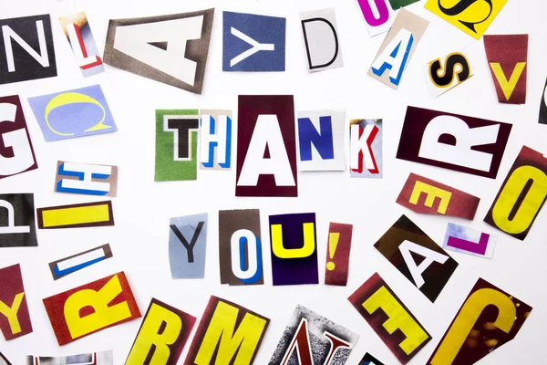 Текст, показывающий концепцию "Спасибо, спасибо", выполненный из газетного письма разных журналов для делового случая на белом фоне с копировальным пространством — стоковое фото