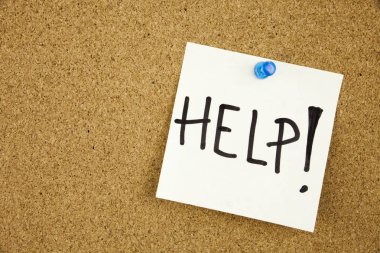 Yardım - cork ilan tahtası üzerinde yayınlanan yapışkan not yığınını el yazısıyla kelime