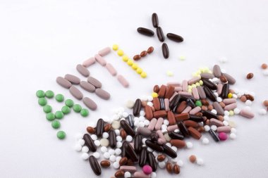 Metin resim yazısı ilham tıbbi bakım kavramı kopya alanı beyaz izole zemin üzerine hap ilaç kapsül word Anti X sonsuza kadar genç yaşta hissi yaşlanma karşıtı ile yazılı yazma el