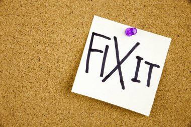 Sarı yapışkan not yazma, resim yazısı, yazıt ifade saptamak o bir mantar hakları Kurulu tutturulmuş sarı yapışkan notu üzerinde siyah ext