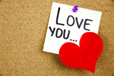 Sarı yapışkan not yazma, resim yazısı, yazıt ifade Love You... bir mantar hakları Kurulu tutturulmuş beyaz yapışkan notu üzerinde siyah ext