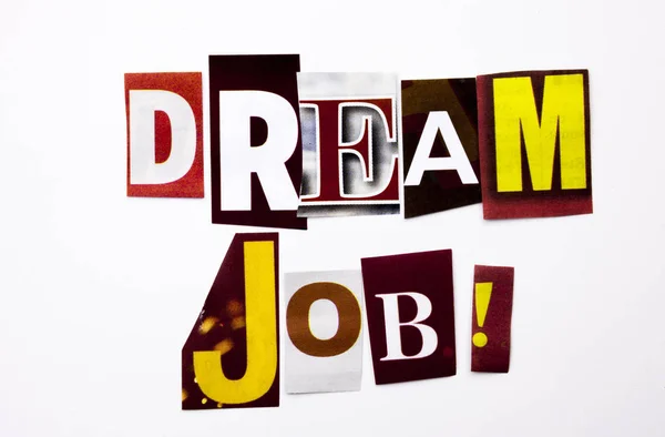 Un texto de escritura de palabras que muestra el concepto de Dream Job hecho de una carta de prensa de diferentes revistas para el caso Business en el fondo blanco con espacio para copiar — Foto de Stock