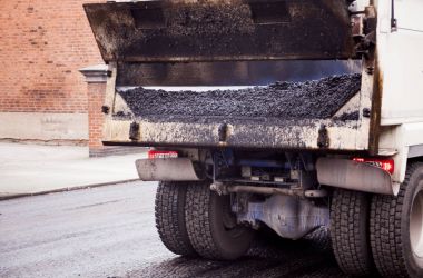 roadworks işçi ile sokak yeni asfalt üzerinde