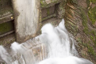 Küçük şelale Barajı su akışı bulanık