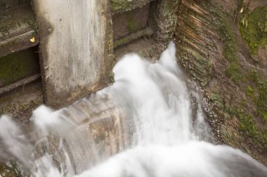 Küçük şelale Barajı su akışı bulanık