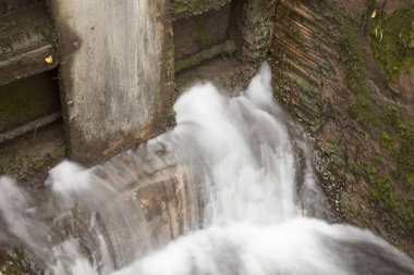 Küçük şelale Barajı su akışı bulanık