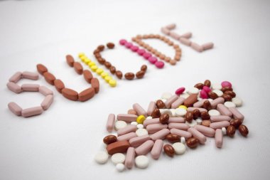 Beyaz arka plan hapları üzerinde yazılı bir intihar kelime