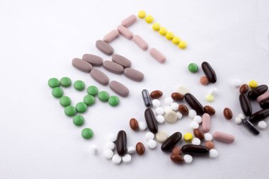 Hap ilaç kapsül Word sonsuza kadar genç yaşta hissediyorum yaşlanma karşıtı Anti kopya alanı ile beyaz izole arka planda yazılı metin resim yazısı ilham tıbbi bakım kavramı yazma el