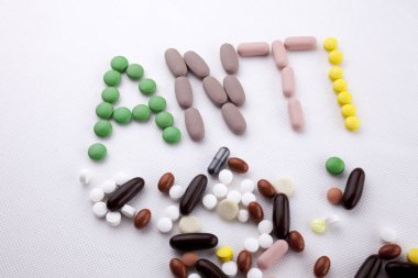 Hap ilaç kapsül Word sonsuza kadar genç yaşta hissediyorum yaşlanma karşıtı Anti kopya alanı ile beyaz izole arka planda yazılı metin resim yazısı ilham tıbbi bakım kavramı yazma el